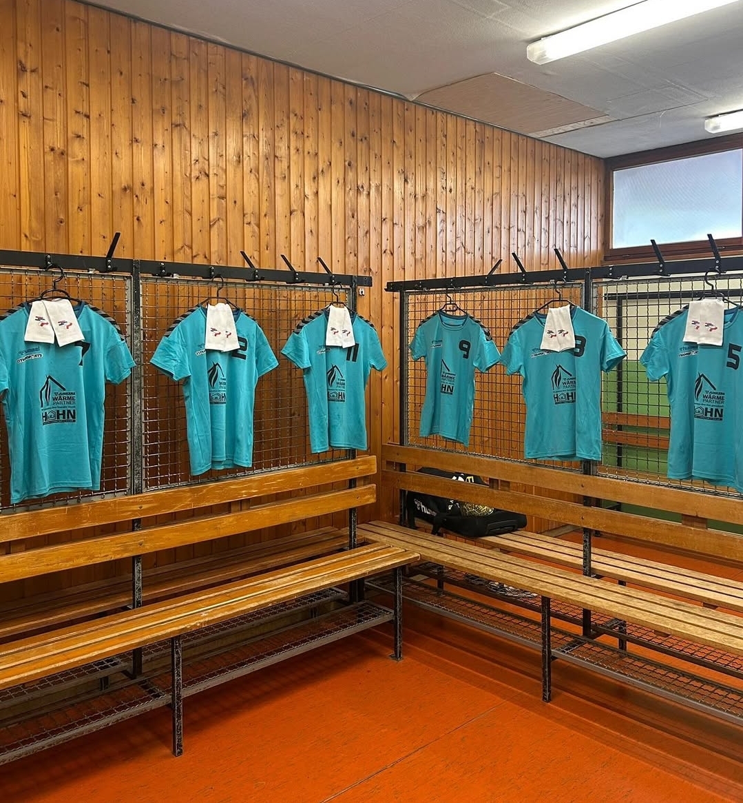 Erstes Quali-Turnier der B-Jugend Am Sonntag den 18.5 fand das Regionalligaquali Turnier unserer B-Jugend vor heimischer Kulisse statt. Als jüngerer Jahrgang gehen unsere Mädels nicht als Favorit in das Turnier, zeigten aber das sie keine Probleme hatten mitzuhalten. Leider konnten sich die Mädels für ihre kämpferische Leistung nicht belohnen und verloren beide Spiele jeweils ganz knapp mit einem Tor. Aber kein Grund den Kopf in den Sand zu stecken, denn noch ist alles drin. Jetzt heißt es Fokus auf Samstag den 24.5, denn da steht das zweite und letzte Turnier für unsere B-Jugend in Schweich an. Also alle ab nach Schweich und unsere Mädels zur Sensation anfeuern, ihr schafft das ! o Danke für alle Unterstützer und Helfer die für die beste Verpflegung und Support am Sonntag gesorgt haben, ihr seid Hammer, ohne euch wäre das nicht möglich